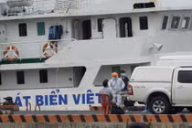Lấy mẫu xét nghiệm các thuyền viên nước ngoài (Ảnh: ĐH) 