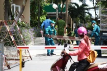  Lực lượng chức năng khoanh vùng block A1, chung cư Sunview Town (phường Hiệp Bình Phước, TP Thủ Đức) - Ảnh Nhật Thịnh