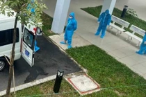 Lực lượng chức năng làm việc tại cơ sở cách ly ở Bình Dương - Ảnh: B.S