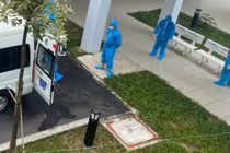 Lực lượng chức năng làm việc tại cơ sở cách ly ở Bình Dương - Ảnh: B.S