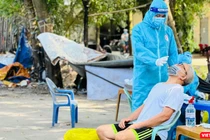 Xét nghiệm cư dân vùng dịch. Ảnh: HCDC 