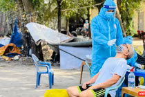 Xét nghiệm cư dân vùng dịch. Ảnh: HCDC 