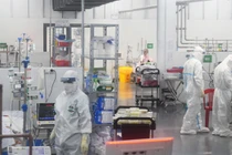 Phòng điều trị bệnh nhân nặng COVID-19 đặt tại Bệnh viện dã chiến số 14, một trong 4 cơ sở điều trị đa tầng đang được duy trì tại TP.HCM. Ảnh: Hoà Bình