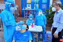 TS Nguyễn Hùng Long (phải) - Phó Cục trưởng Cục An toàn thực phẩm (Bộ Y tế) giám sát các sinh viên ĐH Y Dược Thái Bình lấy mẫu xét nghiệm (Ảnh: BYT) 