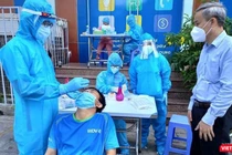 TS Nguyễn Hùng Long (phải) - Phó Cục trưởng Cục An toàn thực phẩm (Bộ Y tế) giám sát các sinh viên ĐH Y Dược Thái Bình lấy mẫu xét nghiệm (Ảnh: BYT) 