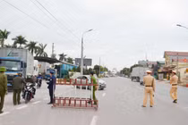 Lực lượng chức năng Quảng Ninh thực thi nhiệm vụ tại cầu Vàng Chua, xã Bình Dương, thị xã Đông Triều, Quảng Ninh (Ảnh: BYT) 