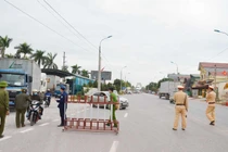 Lực lượng chức năng Quảng Ninh thực thi nhiệm vụ tại cầu Vàng Chua, xã Bình Dương, thị xã Đông Triều, Quảng Ninh (Ảnh: BYT) 