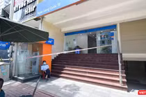 Phong toả chi nhánh một ngân hàng tại quận 7 nơi BN dương tính với COVID-19 làm việc - Ảnh: CDC TP.HCM 