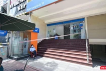 Phong toả chi nhánh một ngân hàng tại quận 7 nơi BN dương tính với COVID-19 làm việc - Ảnh: CDC TP.HCM 