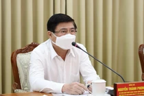 Chủ tịch UBND TP.HCM Nguyễn Thành Phong chỉ đạo kích hoạt hệ thống phòng dịch COVID-19 cao nhất - Ảnh: TTBC 