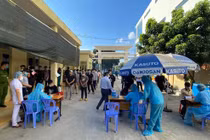 Tiếp nhận khai báo y tế tại một cơ sở (Ảnh: CDC TP.HCM) 