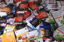 Số lượng lớn sách giả, sách lậu tàng trữ, tiêu thụ tại Hà Nội (Ảnh: FNS) 