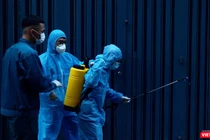 Khử trùng tiêu độc các khu vực có bệnh nhân COVID-19 (Ảnh: CDC TP.HCM) 