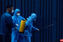 Xử lý khử khuẩn các khu vực phát hiện bệnh nhân - Ảnh: CDC TP.HCM 