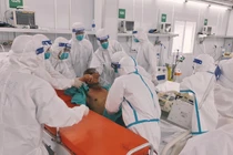 Cấp cứu, chăm sóc bệnh nhân COVID-19 nặng tại Trung tâm hồi sức COVID-19