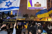 Những người đến xem bài phát biểu của Tổng thống Ukraine trên màn ảnh lớn tại Quảng trường Habima