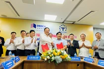 Ông Đào Hồng Tuyển trao tặng ý tưởng, bản quyền dự án đại lộ ven sông Sài Gòn cho ông Hồ Minh Hoàng (Nguồn: Tập đoàn Đèo Cả)