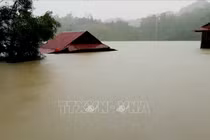 Mưa lũ nhấn chìm nhà dân ở Quảng Bình (ảnh TTXVN)