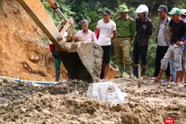 Các lực lượng nỗ lực tìm kiếm các nạn nhân mất tích trong vụ sạt lở đất ở Trà Leng