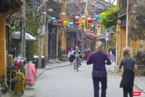 Du khách đến tham quan phố cổ Hội An