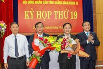 Ông Nguyễn Hồng Quang - Bí thư Thành ủy TP Tam Kỳ (người thứ 2 từ phải sang) được bầu giữ chức danh Phó Chủ tịch UBND tỉnh Quảng Nam, nhiệm kỳ 2016-2021.