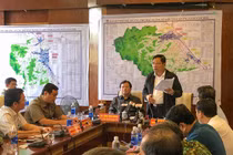 Bộ trưởng Bộ NN&PTNT Nguyễn Xuân Cường tại cuộc họp Ban Chỉ huy tiền phương ứng phó bão số 9