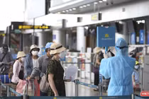 Người dân tuân thủ đeo khẩu trang tại Nhà ga sân bay quốc tế Đà Nẵng