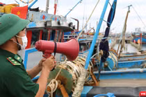 Lực lượng biên phòng loa gọi tàu thuyền vào bờ neo đậu để tránh trú bão.