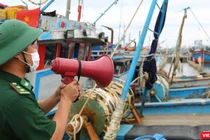 Lực lượng biên phòng loa gọi tàu thuyền vào bờ neo đậu để tránh trú bão.