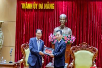 Bí thư Thành ủy Đà Nẵng Nguyễn Văn Quảng tiếp ngài Park Noh-wan - Đại sứ đặc mệnh toàn quyền Hàn Quốc tại Việt Nam nhân sự kiện khai trương Tổng lãnh sự quán Hàn Quốc tại Đà Nẵng.