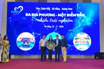 Đại diện Sở Du lịch 3 địa phương gồm Đà Nẵng, Quảng Nam, Thừa Thiên Huế nhận quà lưu niệm của CLB lữ hành UNESCO Hà Nội và đoàn Famtrip đến từ các tỉnh thành trên cả nước đến tham dự chương trình kích cầu.