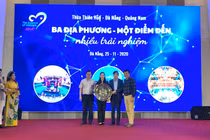 Đại diện Sở Du lịch 3 địa phương gồm Đà Nẵng, Quảng Nam, Thừa Thiên Huế nhận quà lưu niệm của CLB lữ hành UNESCO Hà Nội và đoàn Famtrip đến từ các tỉnh thành trên cả nước đến tham dự chương trình kích cầu.
