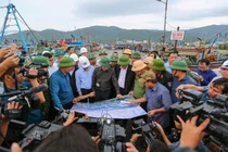 Phó Thủ tướng Chính phủ Trịnh Đình Dũng và Bộ trưởng Bộ NN-PTNT Nguyễn Xuân Cường tại buổi kiểm tra tình hình ứng phó bão số 9 tại âu thuyền Thọ Quang (Đà Nẵng