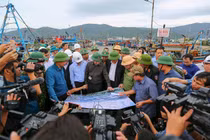 Phó Thủ tướng Chính phủ Trịnh Đình Dũng và Bộ trưởng Bộ NN-PTNT Nguyễn Xuân Cường tại buổi kiểm tra tình hình ứng phó bão số 9 tại âu thuyền Thọ Quang (Đà Nẵng