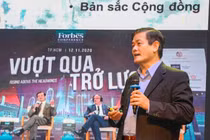 TSKH.KTS. Ngô Viết Nam Sơn trình bày tham luận về định hướng phát triển đô thị Huế.