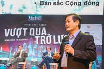 TSKH.KTS. Ngô Viết Nam Sơn trình bày tham luận về định hướng phát triển đô thị Huế.