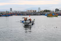 Lực lượng bộ đội biên phòng kêu gọi tàu thuyền neo đậu an toàn tại ân thuyền Thọ Quang (Đà Nẵng)