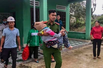 Lực lượng công an ở Đà Nẵng đưa người dân ở vùng nguy hiểm đi sơ tán trước khi bão số 13 vào bờ