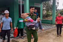 Lực lượng công an ở Đà Nẵng đưa người dân ở vùng nguy hiểm đi sơ tán trước khi bão số 13 vào bờ