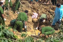 Hiện trường vụ tìm kiếm nạn nhân bị vùi lấp. Ảnh: CA QN.