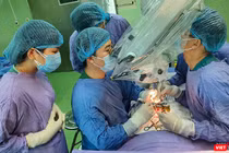 Các bác sĩ Bệnh viện Phụ sản - Nhi Đà Nẵng đang thực hiện ca phẫu thuật (ảnh Minh Hiền)