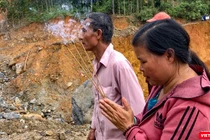 Bà Đoàn Thị Ngọc khấn cầu cho tìm được thi thể người chồng