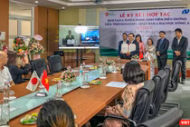 Quang cảnh buổi lễ ký kết trực tuyến giữa Phòng Phúc lợi & chăm sóc sức khỏe tỉnh Nagasaki (Nhật Bản) và Đại học Đông Á (Đà Nẵng) diễn ra sáng ngày 20/11