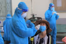 Nhân viên y tế lấy mẫu xét nghiệm virus SARS-CoV-2. Ảnh BYT.