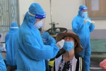 Nhân viên y tế lấy mẫu xét nghiệm virus SARS-CoV-2. Ảnh BYT.