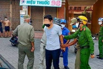 Ông Trần V. - Phó Chánh Văn phòng Đoàn ĐBQH-HĐND TP Đà Nẵng bị lực lượng công an còng tay áp giải hôm ngày 1/8 gây xôn xao dư luận (ảnh bạn đọc cung cấp)