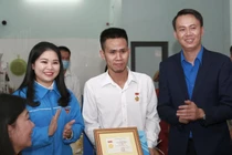Anh Nguyễn Ngọc Mạnh nhận huy hiệu "Tuổi trẻ dũng cảm"(Ảnh - Cổng TTTW Đoàn TNCS Hồ Chí Minh)