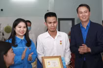 Anh Nguyễn Ngọc Mạnh nhận huy hiệu "Tuổi trẻ dũng cảm"(Ảnh - Cổng TTTW Đoàn TNCS Hồ Chí Minh)