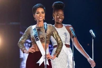 H'Hen Niê (trái) được khán giả cổ vũ nồng nhiệt và được coi là một trong những ứng cử viên sáng giá giành vương miện Miss Universe 2018.