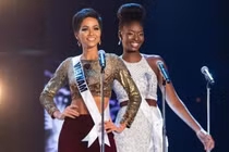 H'Hen Niê (trái) được khán giả cổ vũ nồng nhiệt và được coi là một trong những ứng cử viên sáng giá giành vương miện Miss Universe 2018.